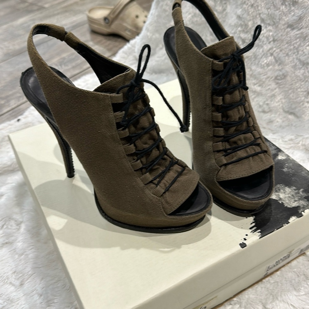 Elizabeth and James canva pump